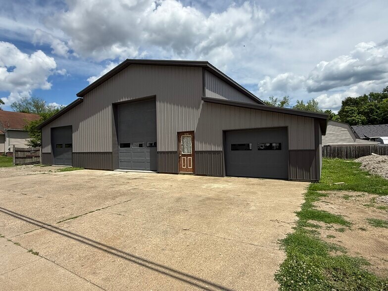More Photos Of 1015 Trenton Ave, Uhrichsville Industrial For Sale