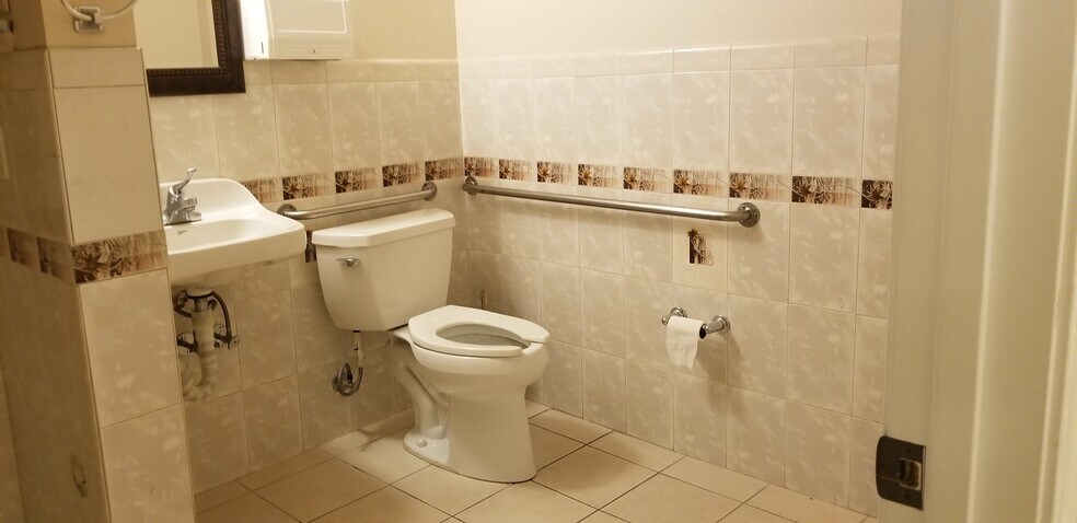 More Photos Of 1122-1126 Clement St, San Francisco Storefront Retail Office For Lease