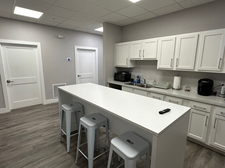 More Photos Of 2856-2868 University Pky, Sarasota Medical For Lease
