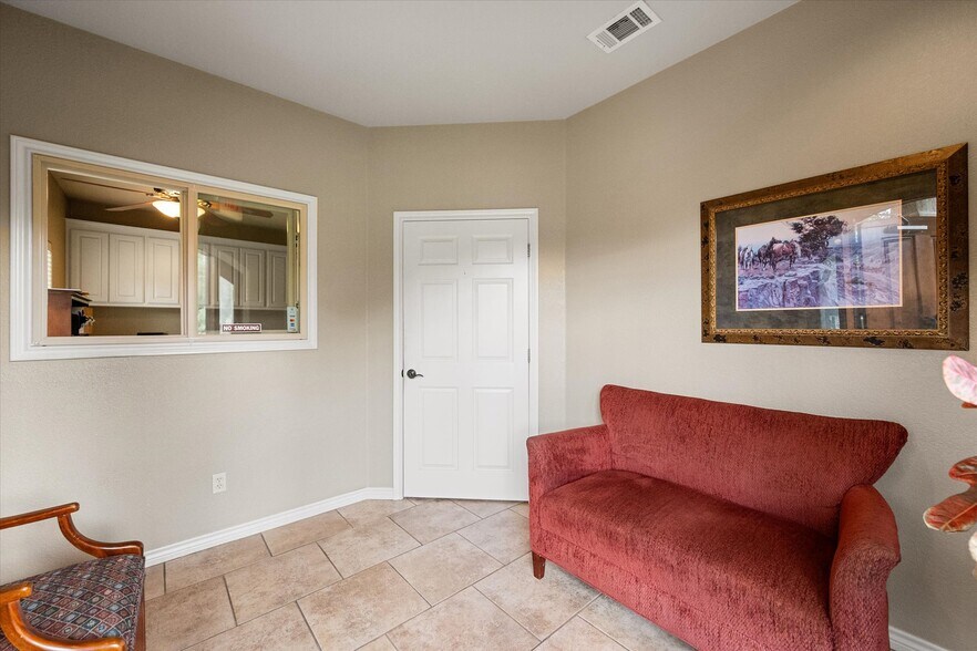More Photos Of 2220 W 2nd Ave, Corsicana Office For Sale