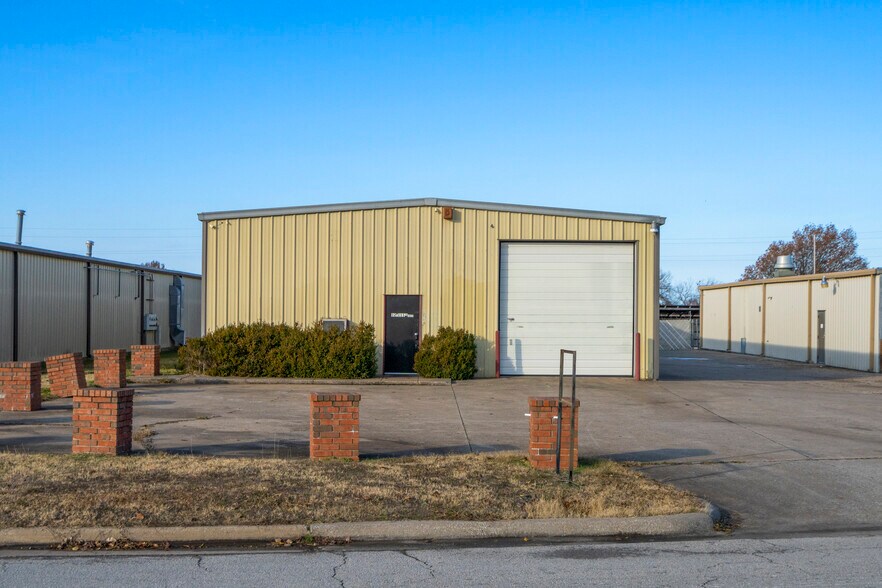 More Photos Of 12 S 111th Ave, Tulsa Service For Lease