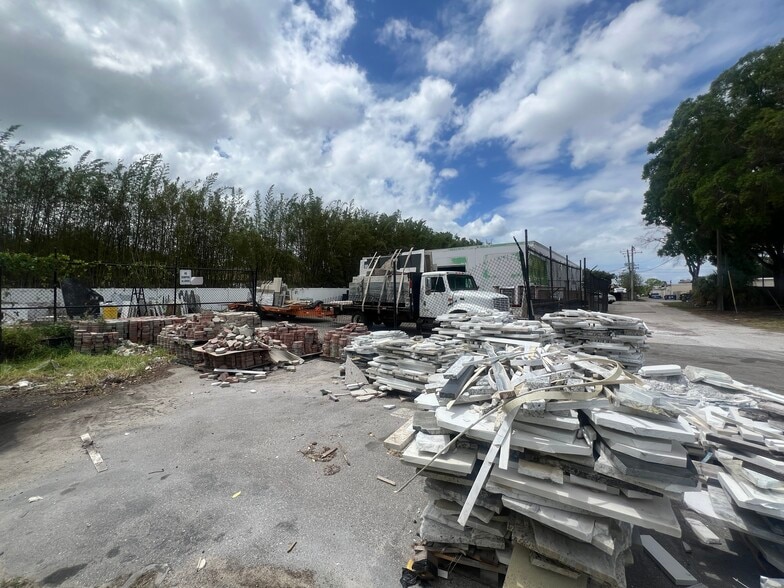 More Photos Of 7704 W Hillsborough Ave, Tampa Warehouse For Lease