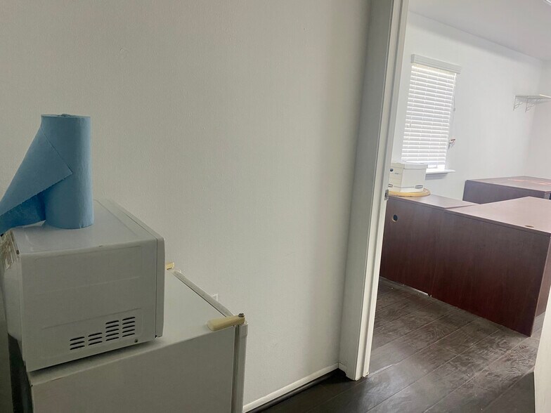 More Photos Of 424 Grand Ave, Bacliff Office For Sale