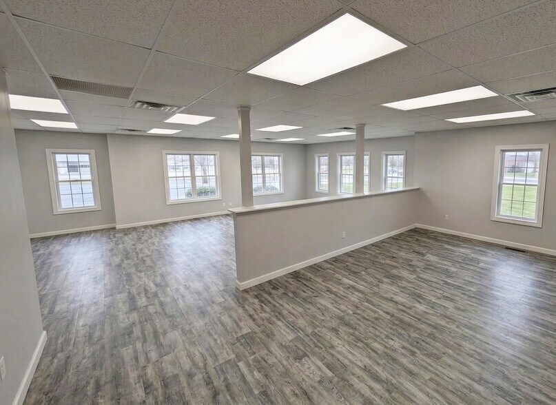More Photos Of 858-863 Center Ct, Shorewood Office For Lease