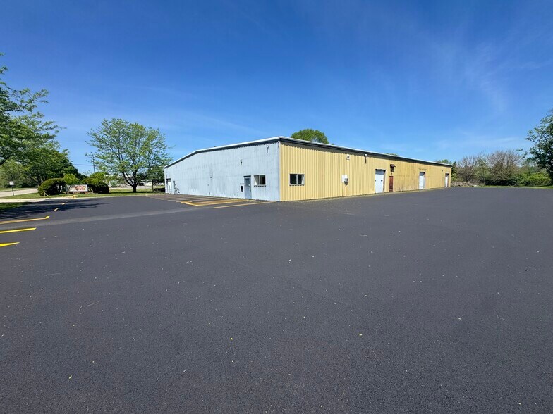 More Photos Of 848 E Commercial Ave, Whitewater Manufacturing For Lease