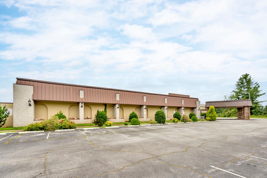 More Photos Of 201 Sugarloaf Rd, Hendersonville Hotel For Sale