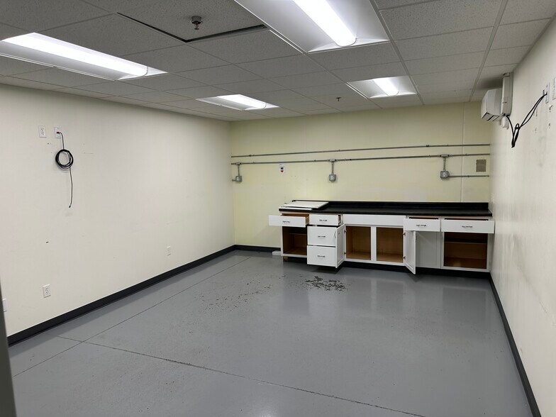 More Photos Of 2111 E 17th St, Des Moines Warehouse For Sale