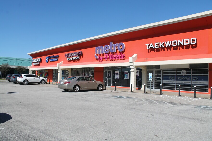 Primary Photo Of 5620-5632 Bellaire Blvd, Houston Storefront For Lease
