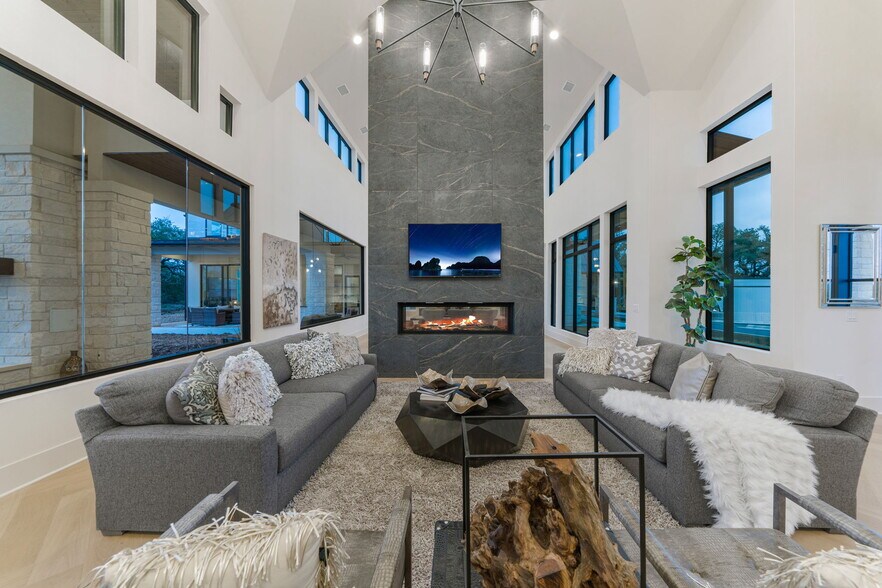 More Photos Of 7505 E US Highway 290, Johnson City Flex For Sale