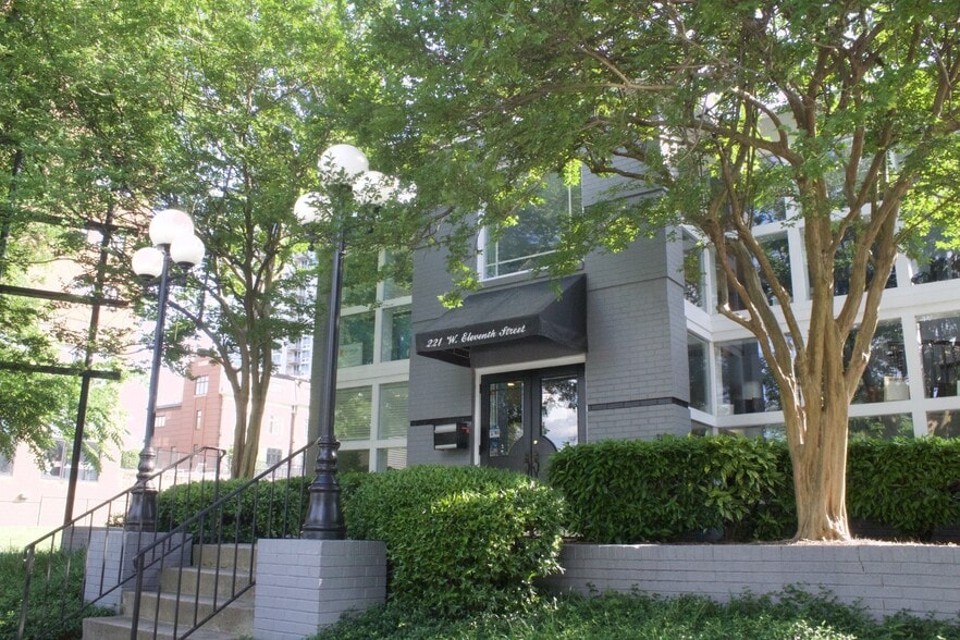 More Photos Of 217 & 221 W 11th St, Charlotte Office For Sale