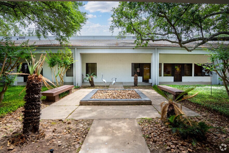 More Photos Of 1610 James Bowie Dr, Baytown Unknown For Lease