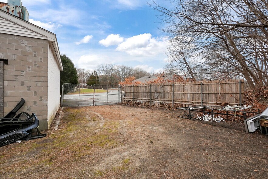 More Photos Of 3 Lower Rd, Lincoln Auto Repair For Sale