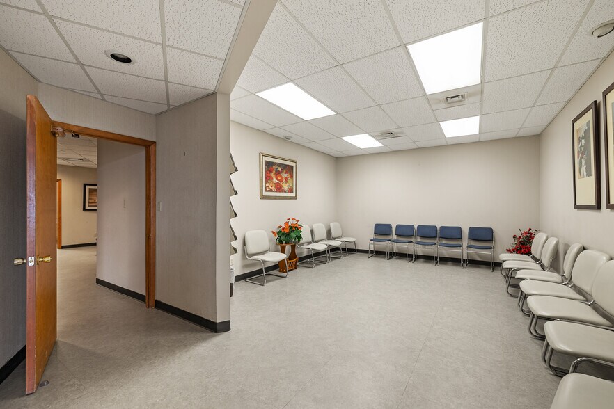 More Photos Of 2050 W Fourth St, Mansfield Medical For Lease