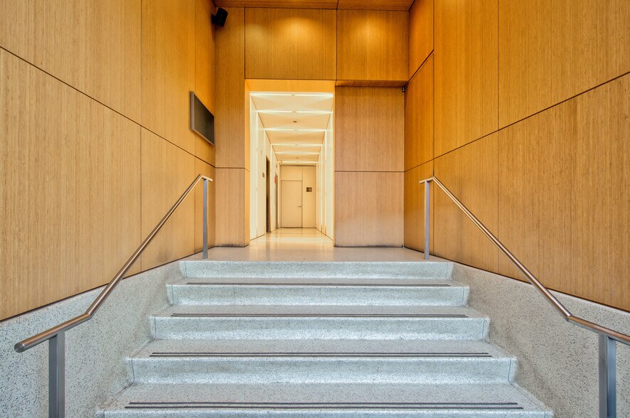 More Photos Of 225 W Ohio St, Chicago Office For Lease
