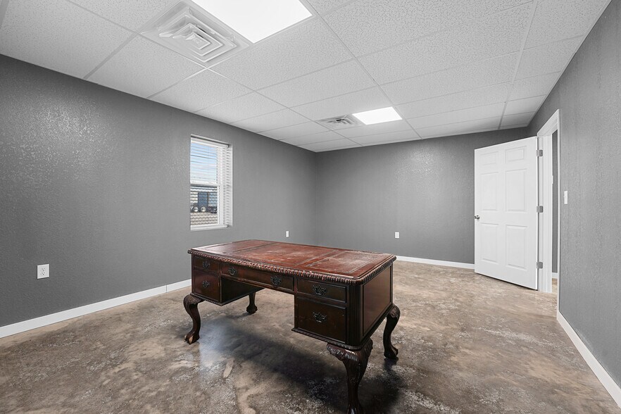 More Photos Of 1701 S Knox Ave, Odessa Warehouse For Lease