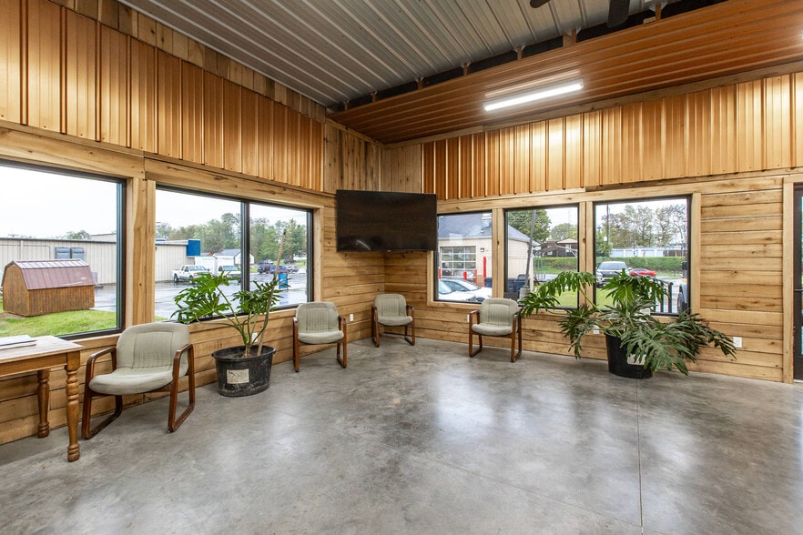 More Photos Of 784 S 4th St, Danville Showroom For Sale