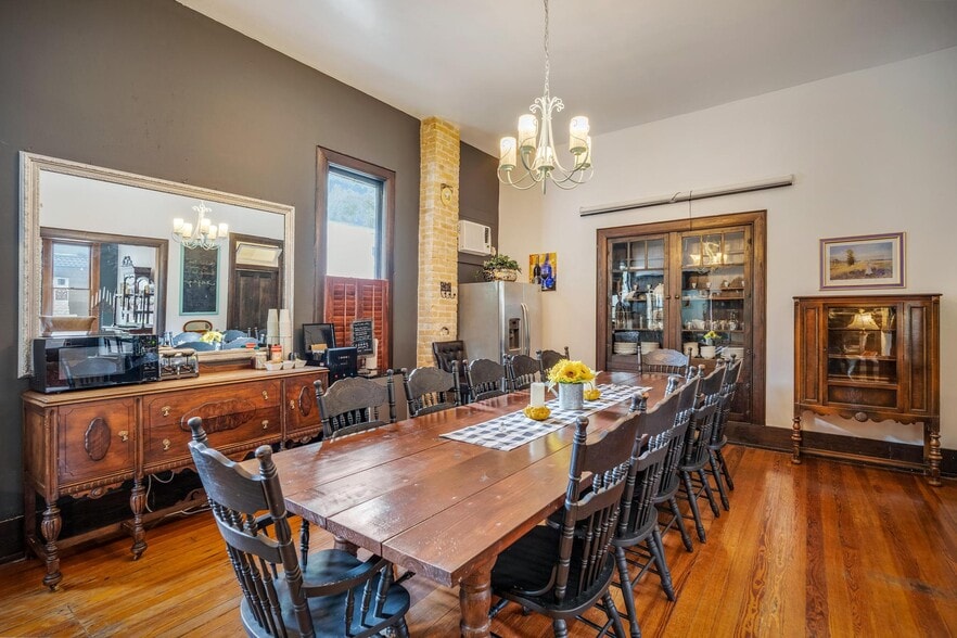 More Photos Of 225 W Craig Pl, San Antonio Hotel For Sale