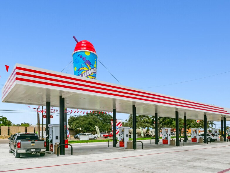 More Photos Of 1910 E Main St, Alice Convenience Store For Sale