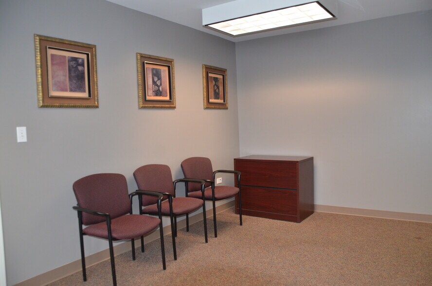 More Photos Of 718 N Bridge St, Yorkville Office For Lease