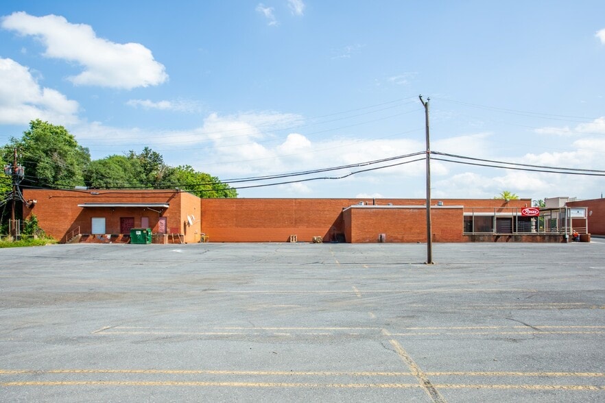 More Photos Of 801-901 W Broad St, Waynesboro Unknown For Lease