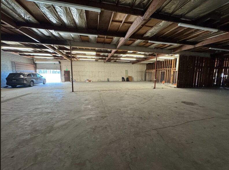 More Photos Of 13607 Saticoy St, Van Nuys Manufacturing For Lease