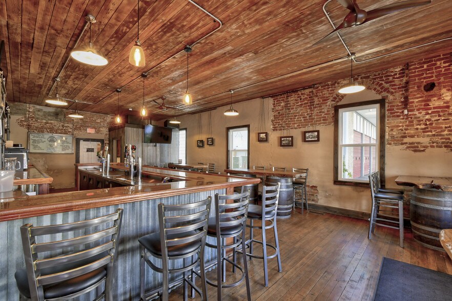 More Photos Of 121 8th St, Colusa Showroom For Sale