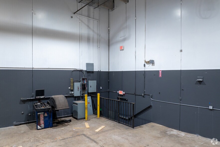 More Photos Of 5240-5260 NW 167th St, Hialeah Warehouse For Lease