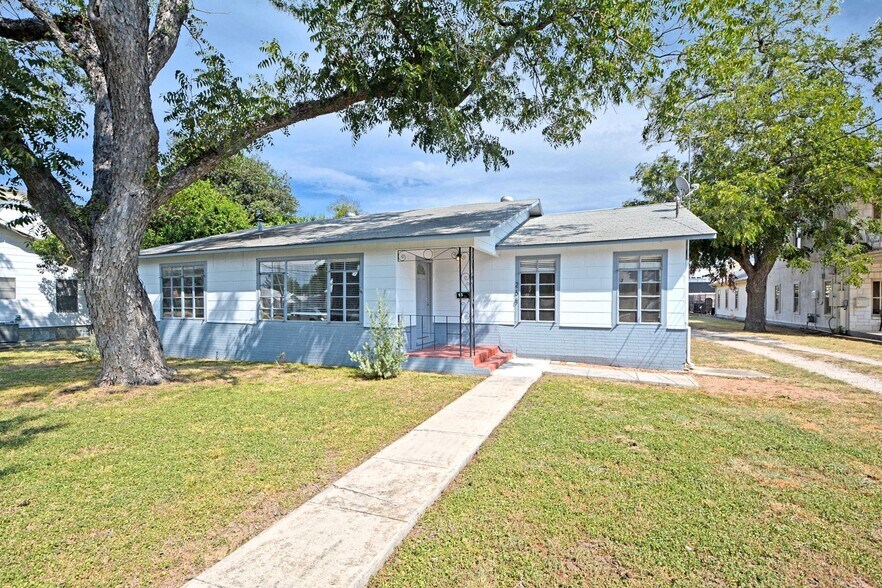 Primary Photo Of 268 E Mill St, New Braunfels Medical For Lease