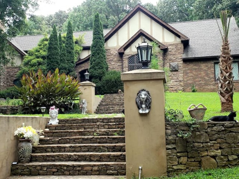 More Photos Of 3000 Cathedral Pl, Decatur Movie Radio TVStudio For Sale