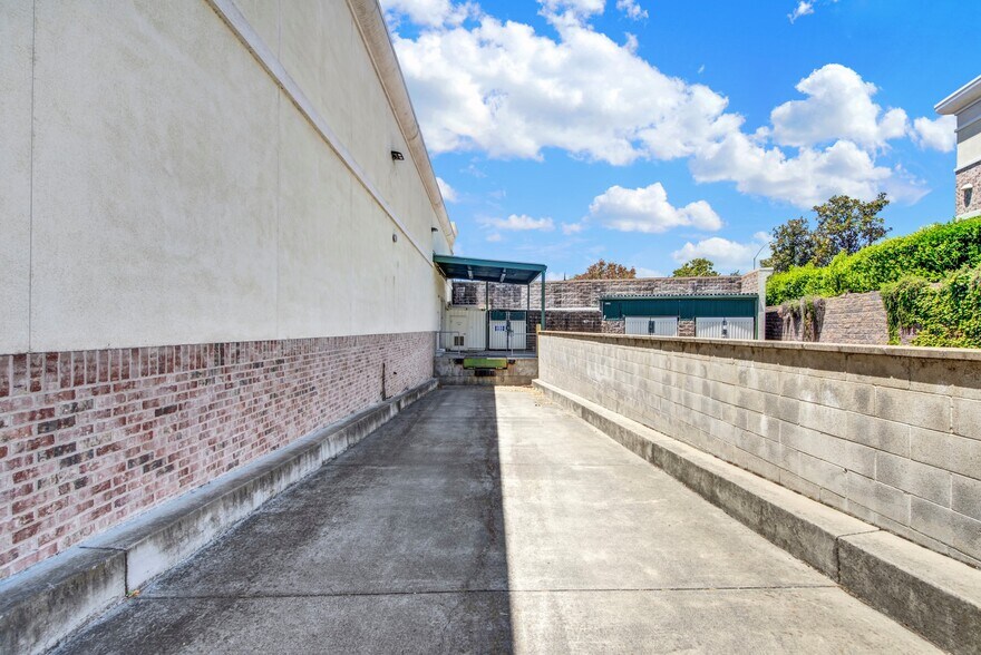 More Photos Of 3340 N Texas St, Fairfield Drugstore For Lease