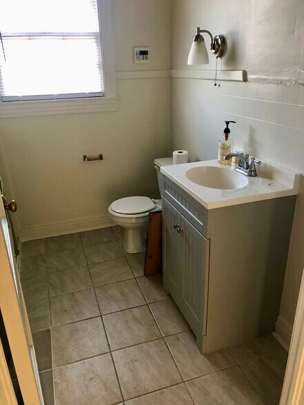 More Photos Of 406 Iris Ave, Jefferson Flex For Lease