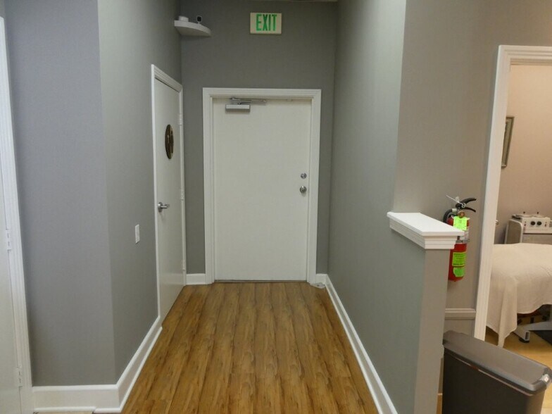More Photos Of 1101 Foothill Blvd, La Cañada Flintridge Storefront For Lease