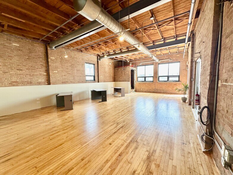 More Photos Of 2041-2049 W Grand Ave, Chicago Loft Creative Space For Lease