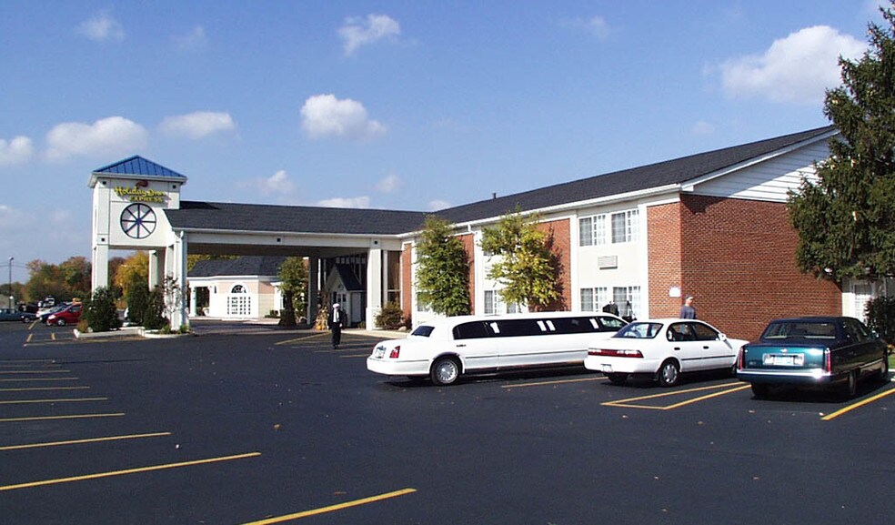 More Photos Of 1600 E Main St, St Charles Hotel For Lease