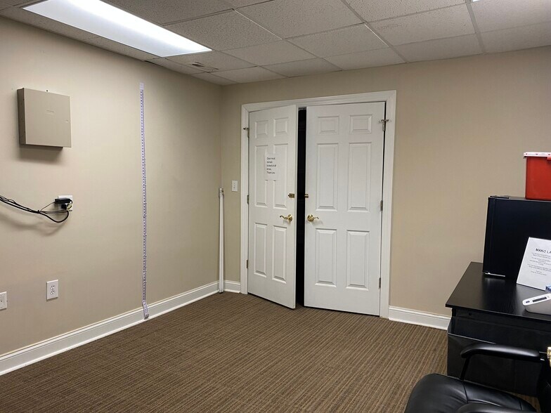 More Photos Of 2929 Breezewood Ave, Fayetteville Office For Sale