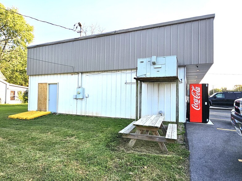 More Photos Of 512 W Egyptian Ave, Christopher Bar For Sale