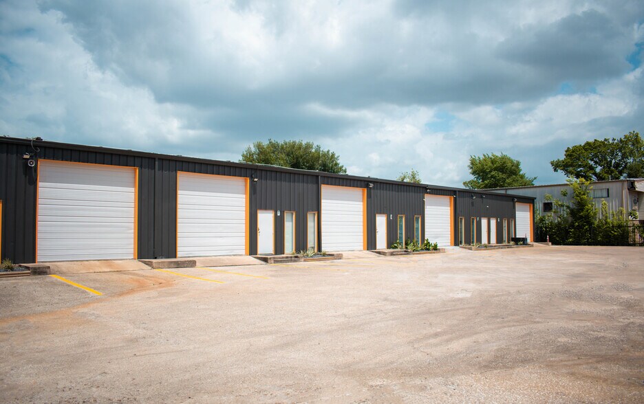 More Photos Of 9050 Emnora Ln, Houston Warehouse For Lease