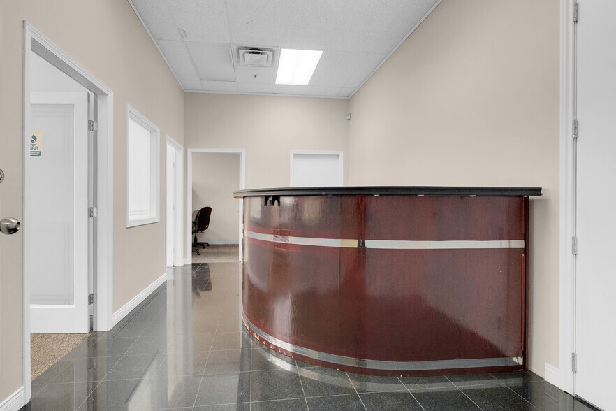 More Photos Of 9288 120 St, Surrey Storefront Retail Office For Lease