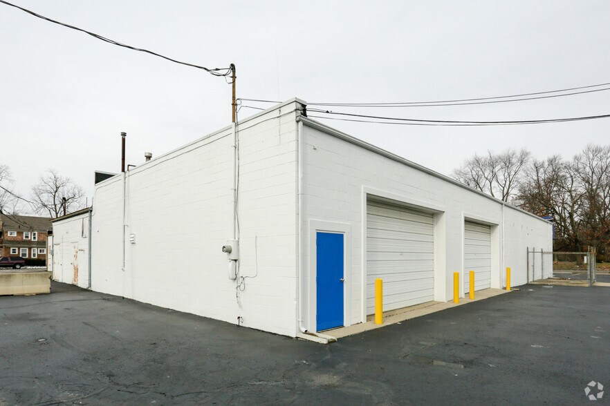 More Photos Of 2419 E High St, Springfield Storefront For Sale