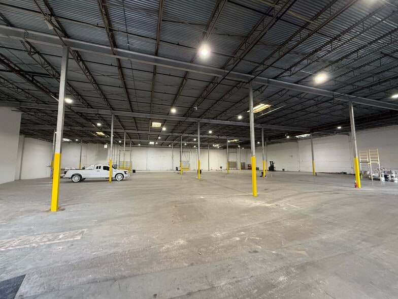 More Photos Of 935 Avenue R, Grand Prairie Distribution For Lease