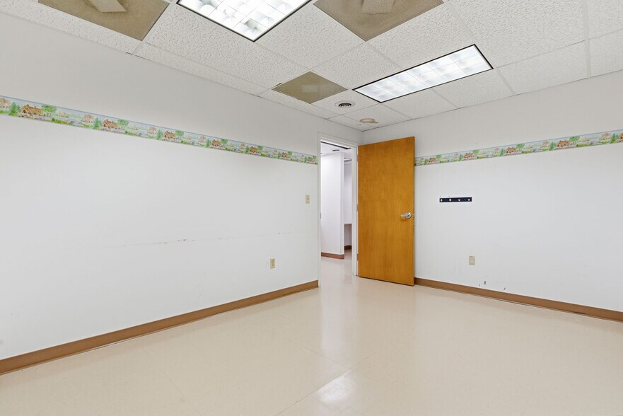 More Photos Of 718 N Martin St, East Prairie Office For Sale