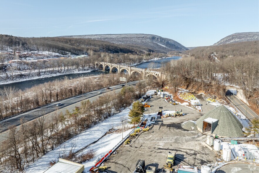 More Photos Of 17-19 Simpson Rd, Columbia Service Station For Lease