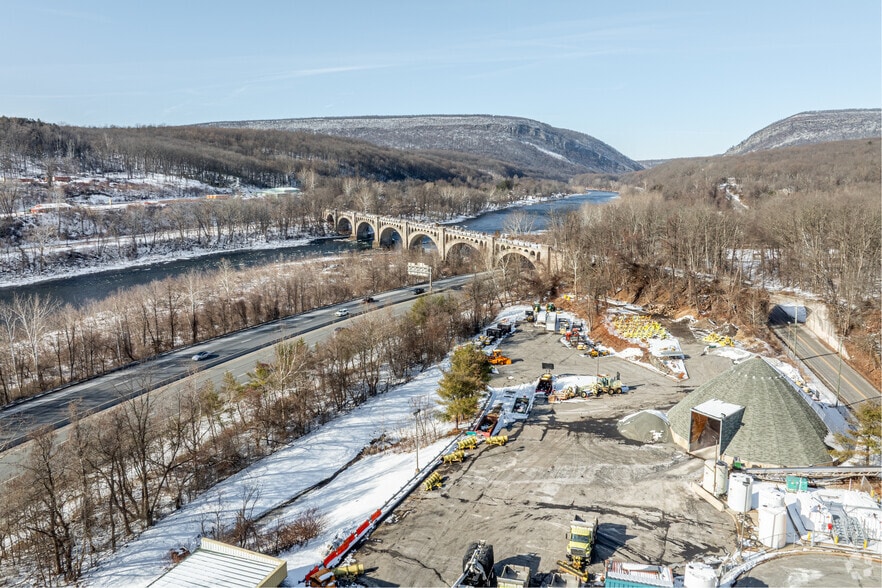 More Photos Of 17-19 Simpson Rd, Columbia Service Station For Sale