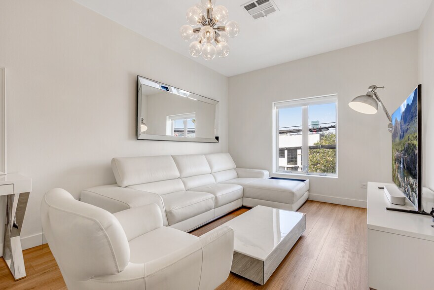 More Photos Of 6208-6212 Santa Monica Blvd, Los Angeles Loft Creative Space For Lease