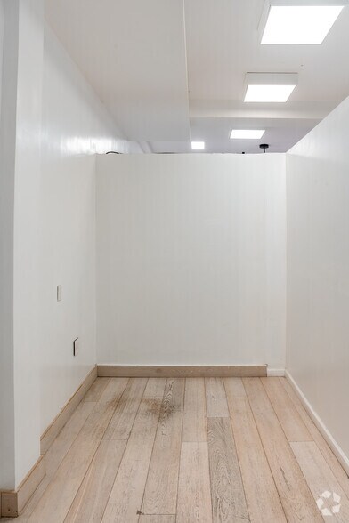 More Photos Of 137 Hudson St, New York Storefront For Lease