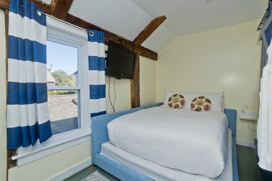 More Photos Of 265 Commercial St, Provincetown Flex For Sale