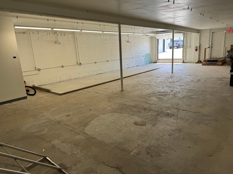 More Photos Of 127 SE 3rd St, Lees Summit Freestanding For Lease