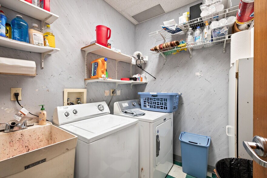 More Photos Of 325-337 NW Northdale Blvd, Coon Rapids Freestanding For Sale