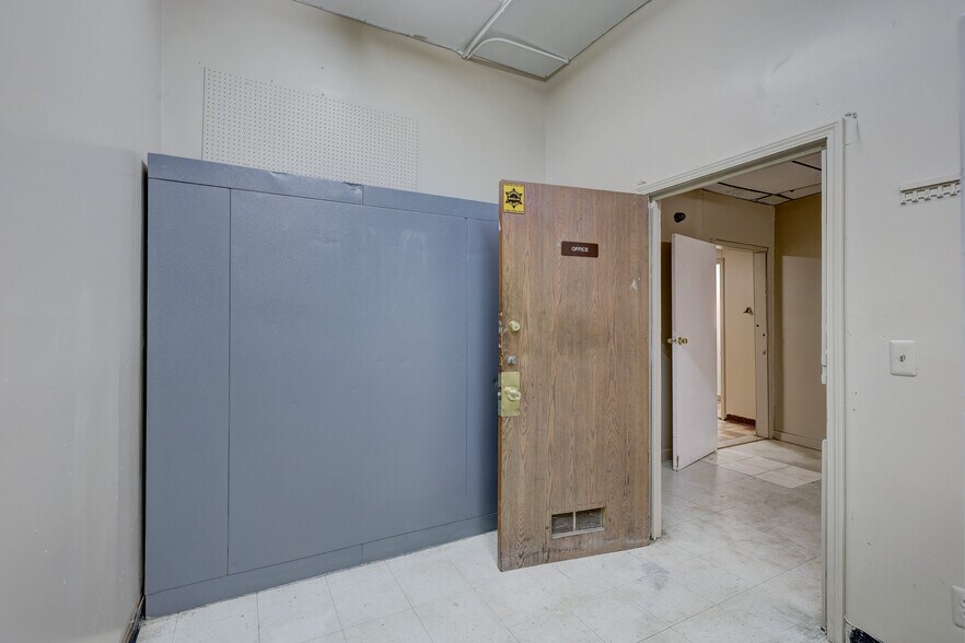 More Photos Of 21559 Grand River Ave, Detroit Storefront For Lease