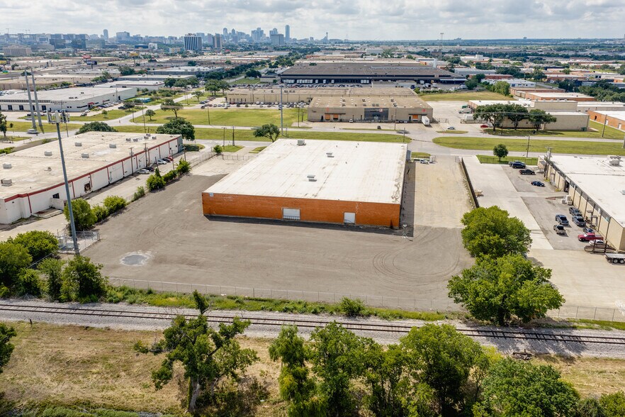 More Photos Of 909 Regal Row, Dallas Warehouse For Sale